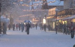 people-walking-down-snowy-street_-kgizsfes__S0000